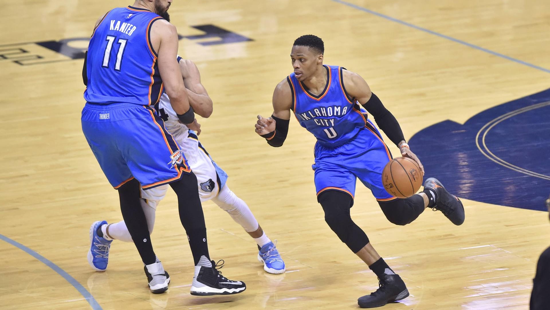 OKC-Star Westbrook (r.) schafte ein historisches "Season Triple Double": 31,6 Punkte, 10,7 Rebounds und 10,4 Assists pro Spiel.