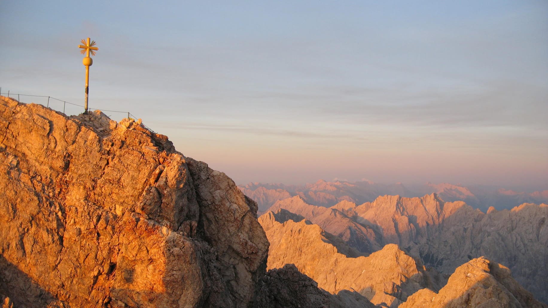 Der Gipfel der Zugspitze ist das Ziel eines jeden Wanderers.