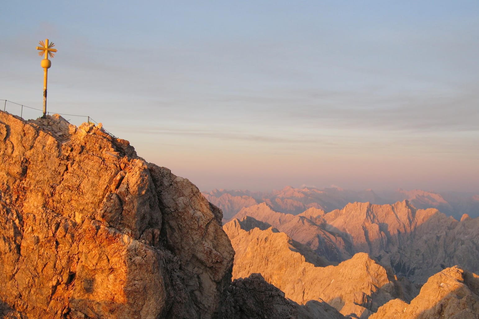 Der Gipfel der Zugspitze ist das Ziel eines jeden Wanderers.