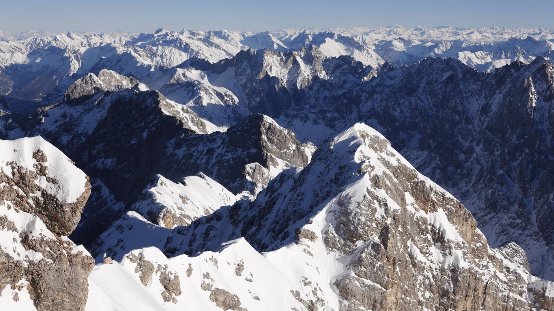 Der Blick von der Zugspitze über den Jubiläumsgrat mit Höllentalspitzen.