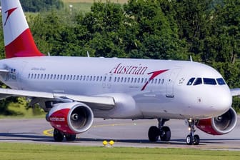 Ein Flugzeug der Austrian Airlines (Symbolbild): Bei einer Boeing 777 der Fluggesellschaft waren viele Toiletten defekt.
