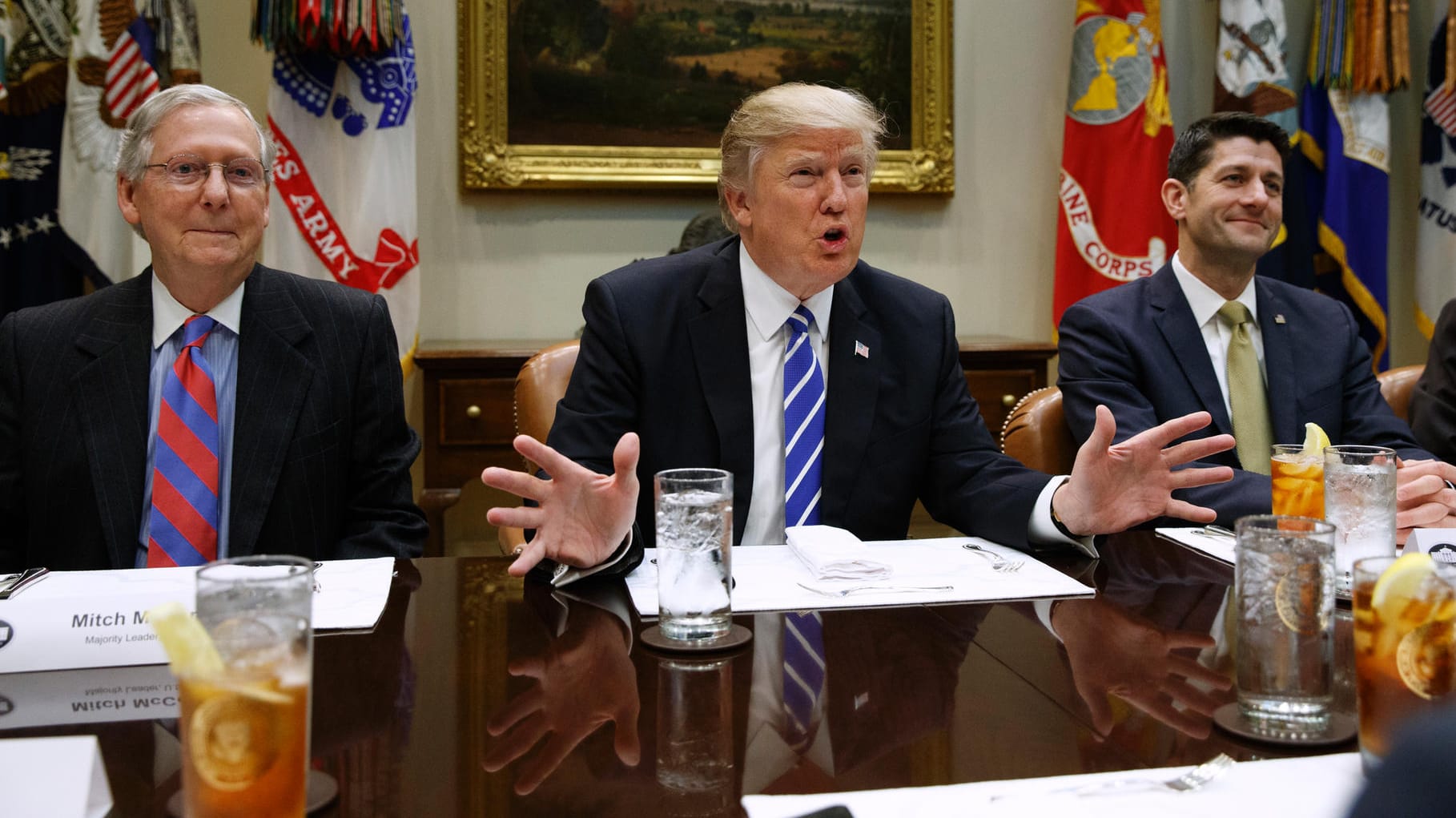 Donald Trump trifft sich mit den führenden Republikanern Mitch McConnell und Paul Ryan im Weißen Haus. Donald Trump trifft sich mit den führenden Republikanern Mitch McConnell und Paul Ryan im Weißen Haus.