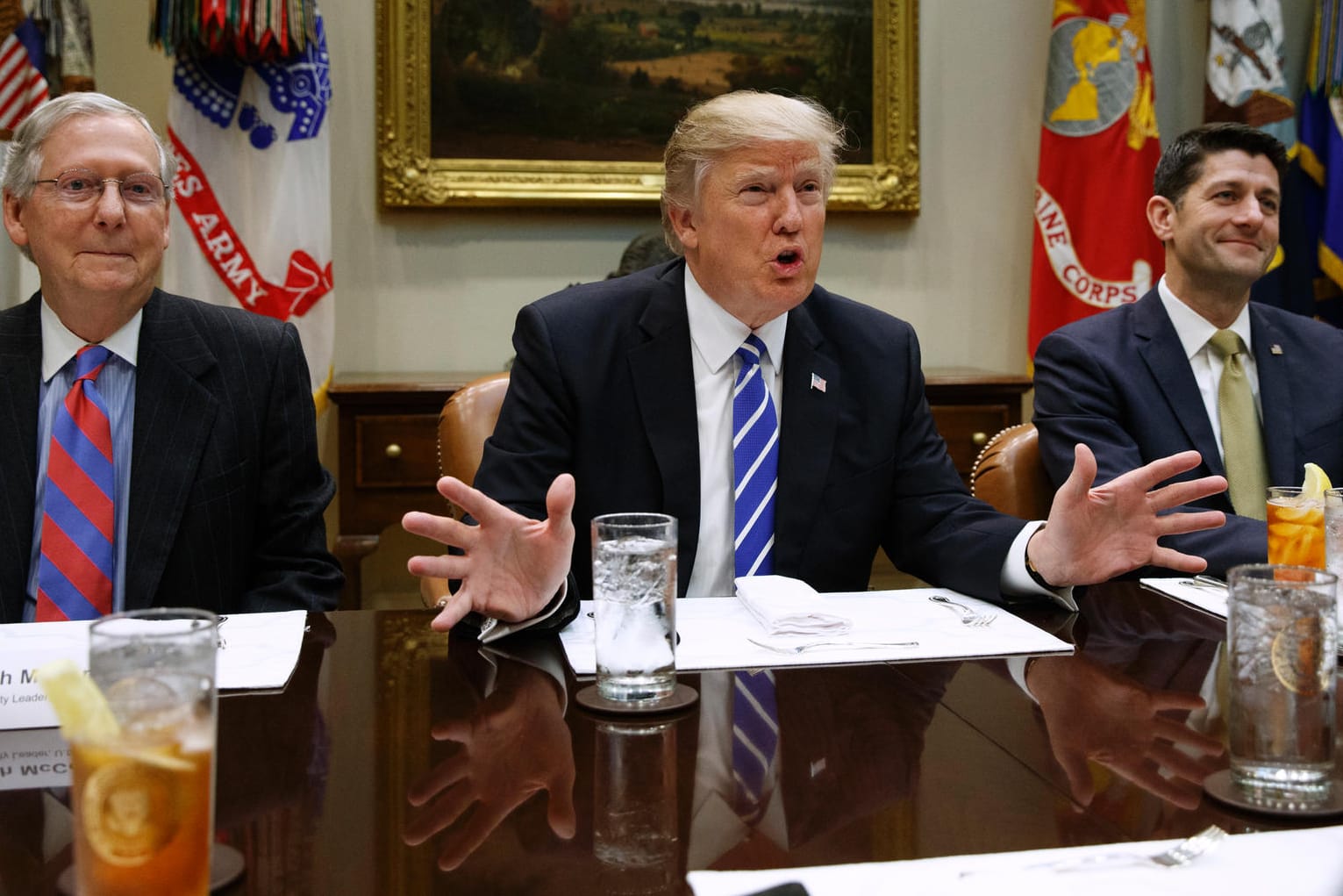 Donald Trump trifft sich mit den führenden Republikanern Mitch McConnell und Paul Ryan im Weißen Haus.