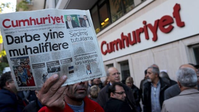 Ausgabe der Cumhuriyet vor dem Verlagsgebäude in Istanbul. Ausgabe der Cumhuriyet vor dem Verlagsgebäude in Istanbul.