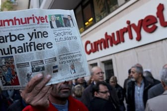 Ausgabe der Cumhuriyet vor dem Verlagsgebäude in Istanbul.