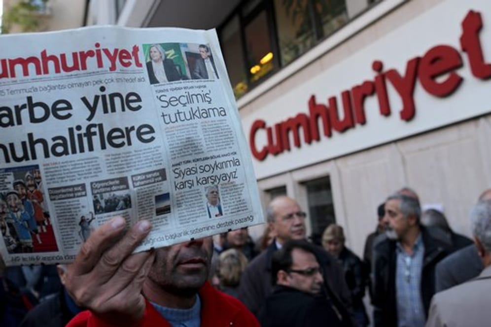 Ausgabe der Cumhuriyet vor dem Verlagsgebäude in Istanbul.