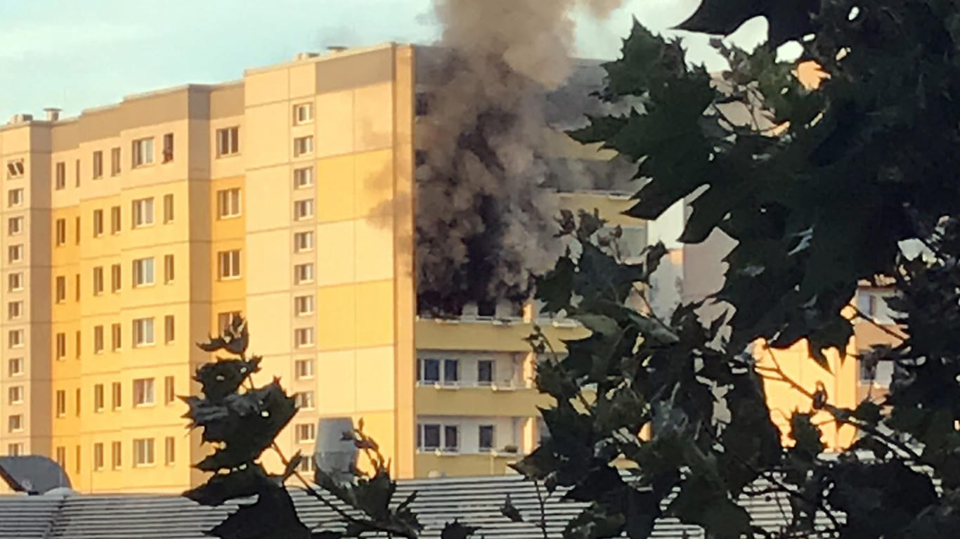 Dichter Rauch steigt aus der Wohnung im achten Stock eines Hochhauses in Berlin, aus der am Sonntag ein Mann in den Tod sprang.