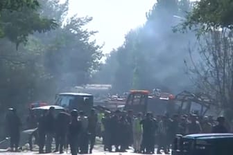 Rauch steigt auf am Ort des Anschlags in der afghanischen Hauptstadt Kabul.