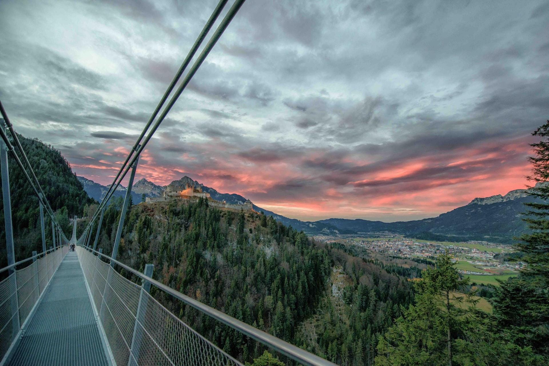 Die Hängebrücke "Highline 179" bei Reutte in Tirol ist 406 Meter lang.
