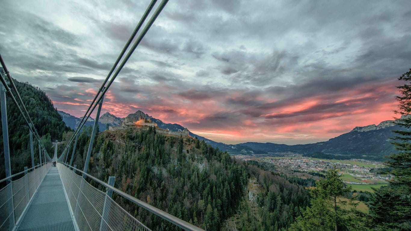 Die Hängebrücke "Highline 179" bei Reutte in Tirol ist 406 Meter lang.