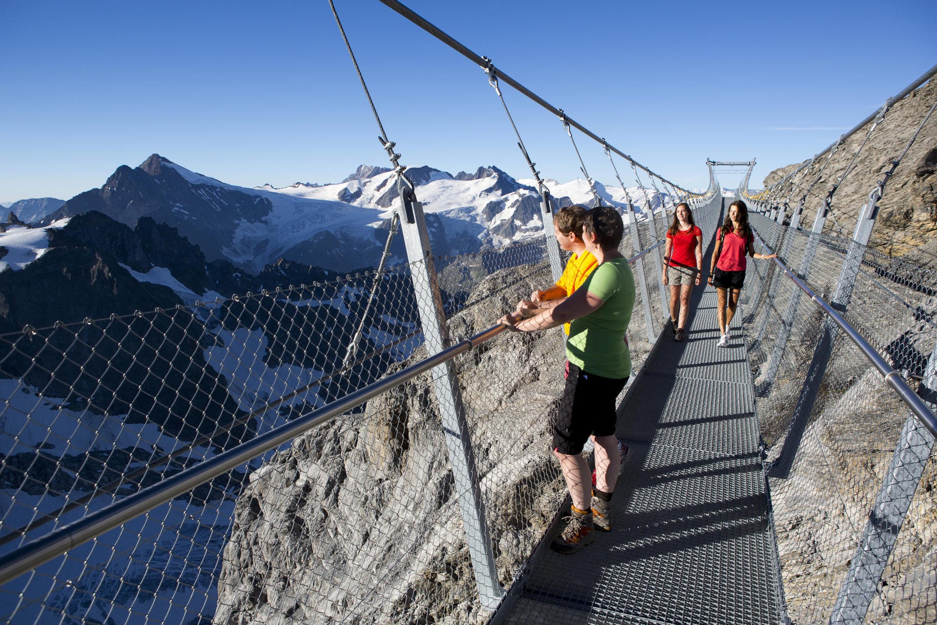 Die Hängebrücke "Titlis Cliff Walk" in der Schweiz spannt sich einhundert Meter lang auf 3041 Metern über Meereshöhe von einer Felswand zur anderen.