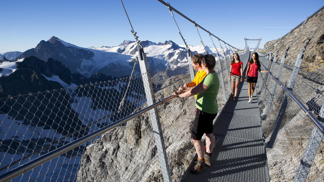 Die Hängebrücke "Titlis Cliff Walk" in der Schweiz spannt sich einhundert Meter lang auf 3041 Metern über Meereshöhe von einer Felswand zur anderen.