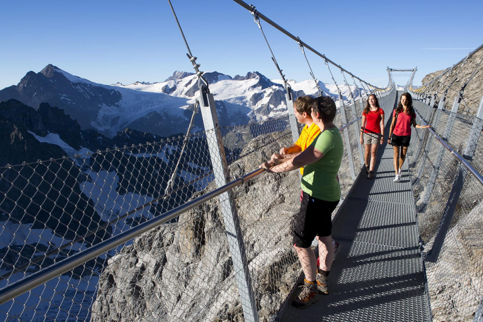 Die Hängebrücke "Titlis Cliff Walk" in der Schweiz spannt sich einhundert Meter lang auf 3041 Metern über Meereshöhe von einer Felswand zur anderen.