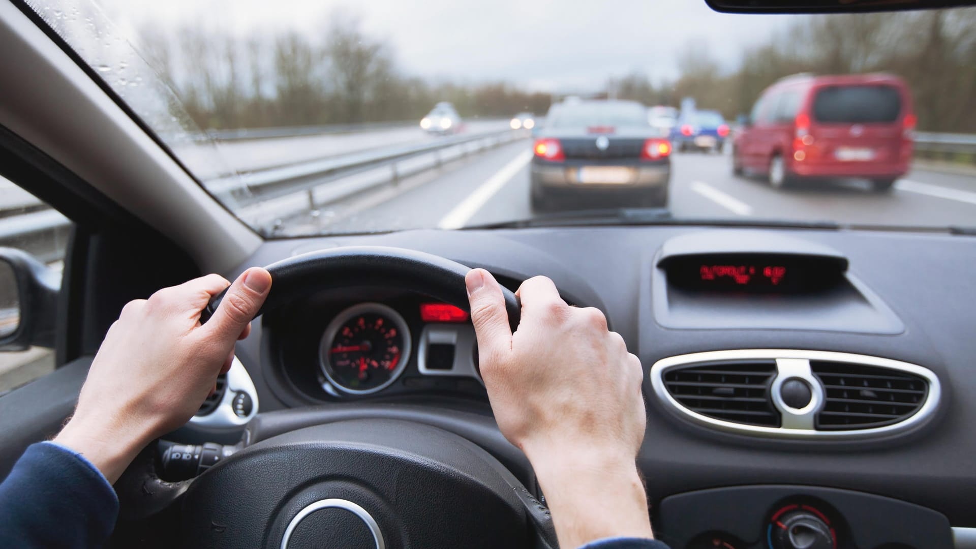 Eine Frau im Auto