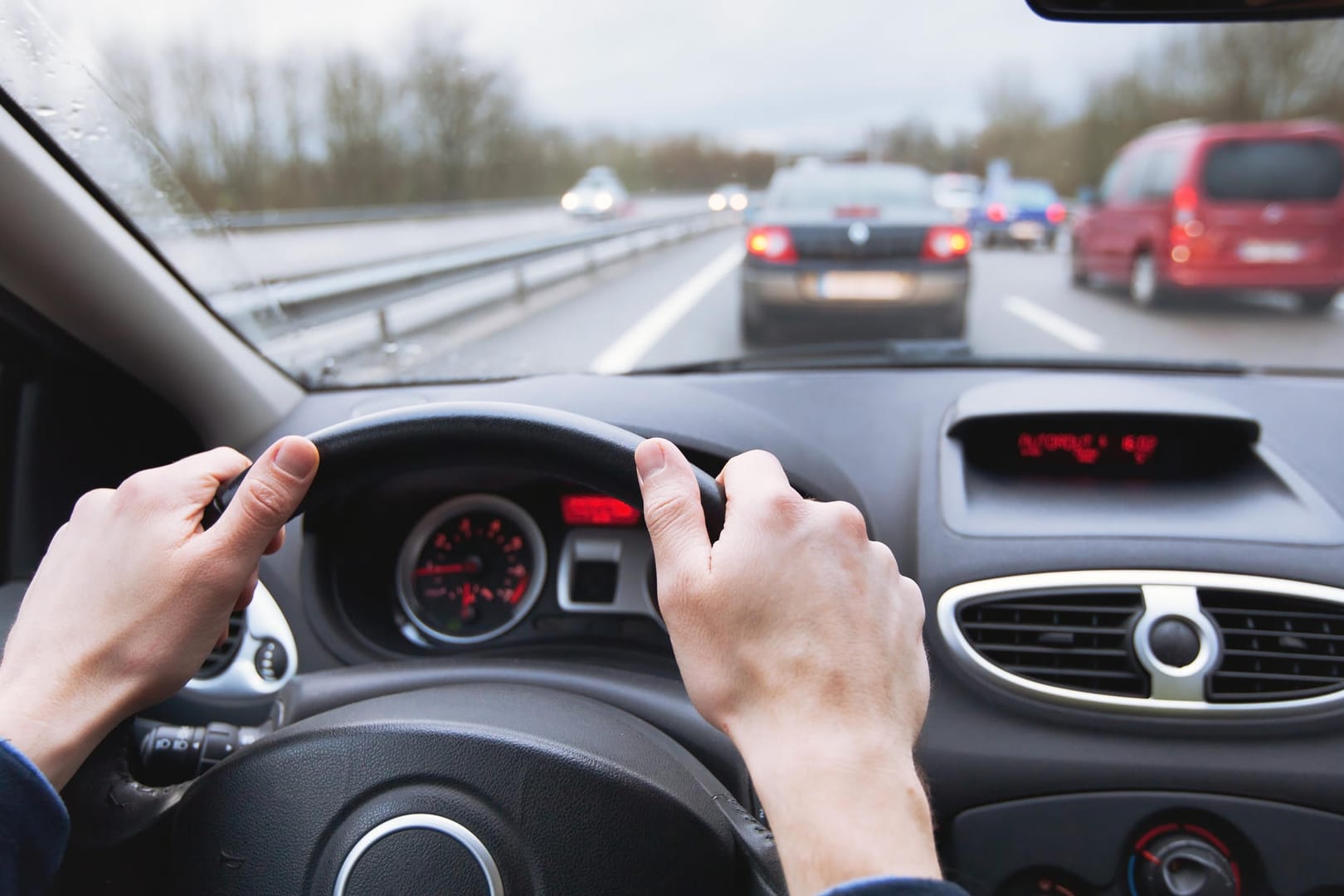 Eine Frau im Auto