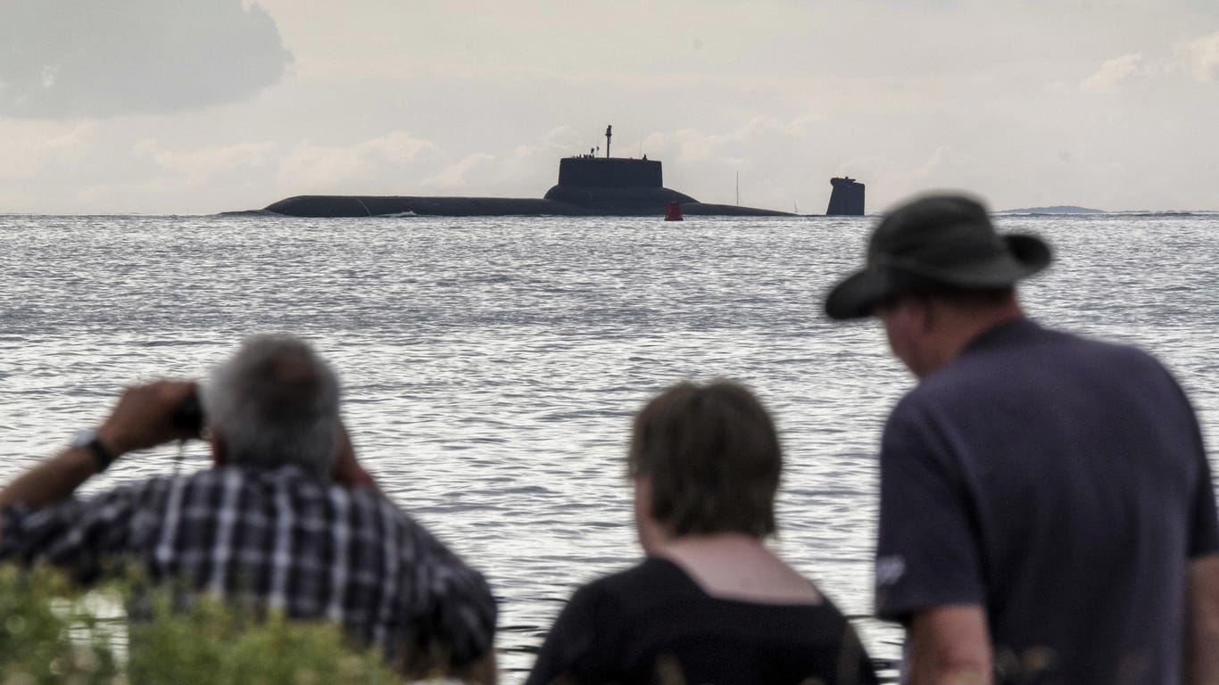Schaulustige beobachten bei Korsoer (Dänemark)die Überfaht des riesigen Atom-U-Boots.