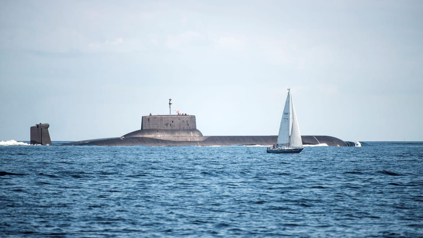 Gegen das größte U-Boot der Welt sieht die Segeljacht auf der Ostsee geradezu winzig aus.