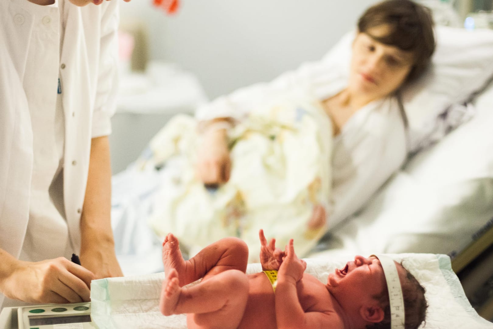 Ein Neugeborenes mit seiner Mutter