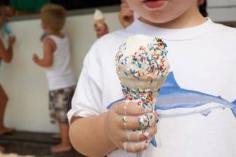 Ein Kind mit einer Kugel Eis