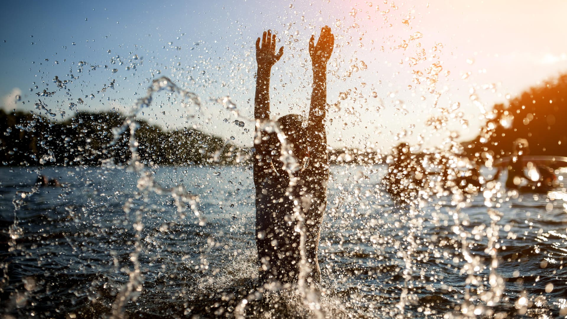 Planschen im See macht Spaß – dort können sich die Badenden aber auch eine Badedermatitis zuziehen.