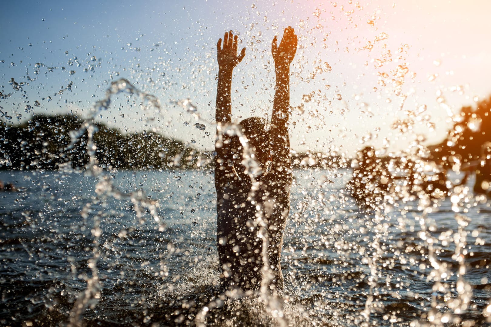 Planschen im See macht Spaß – dort können sich die Badenden aber auch eine Badedermatitis zuziehen.