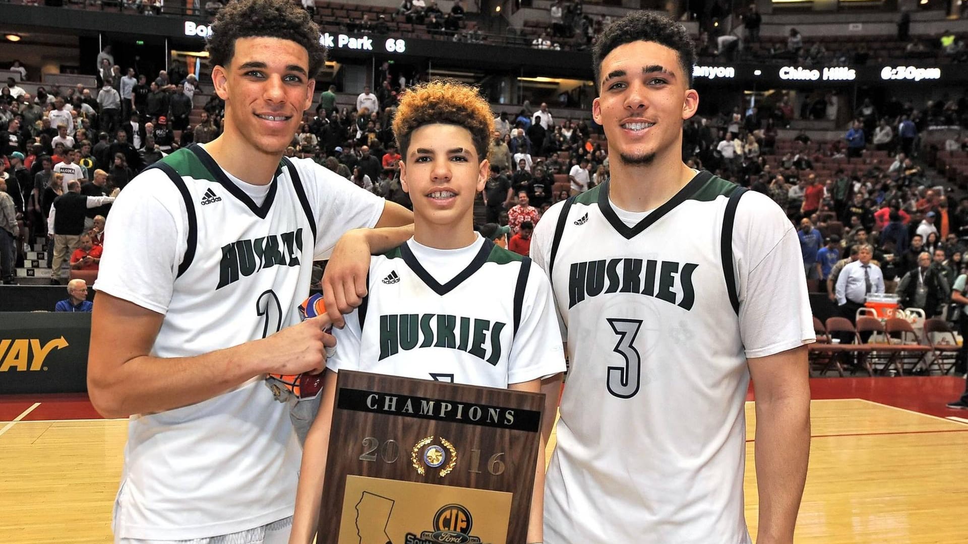 Talentiertes Trio: Lonzo, LaMelo und LiAngelo Ball (v. li.) im Trikot der Chino Hills Huskies 2016.