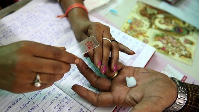 Eine Frau lässt sich im indischen Bhopal auf Dengue untersuchen (Archiv). Eine Frau lässt sich im indischen Bhopal auf Dengue untersuchen (Archiv).
