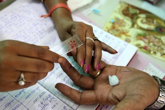 Eine Frau lässt sich im indischen Bhopal auf Dengue untersuchen (Archiv).