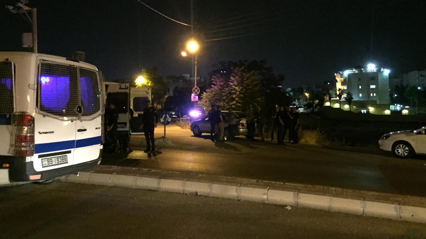 Sicherheitskräfte stehen in Amman in der Nähe der israelischen Botschaft, in der ein israelischer Wachmann angegriffen wurde, der darauf zwei Menschen erschoss.