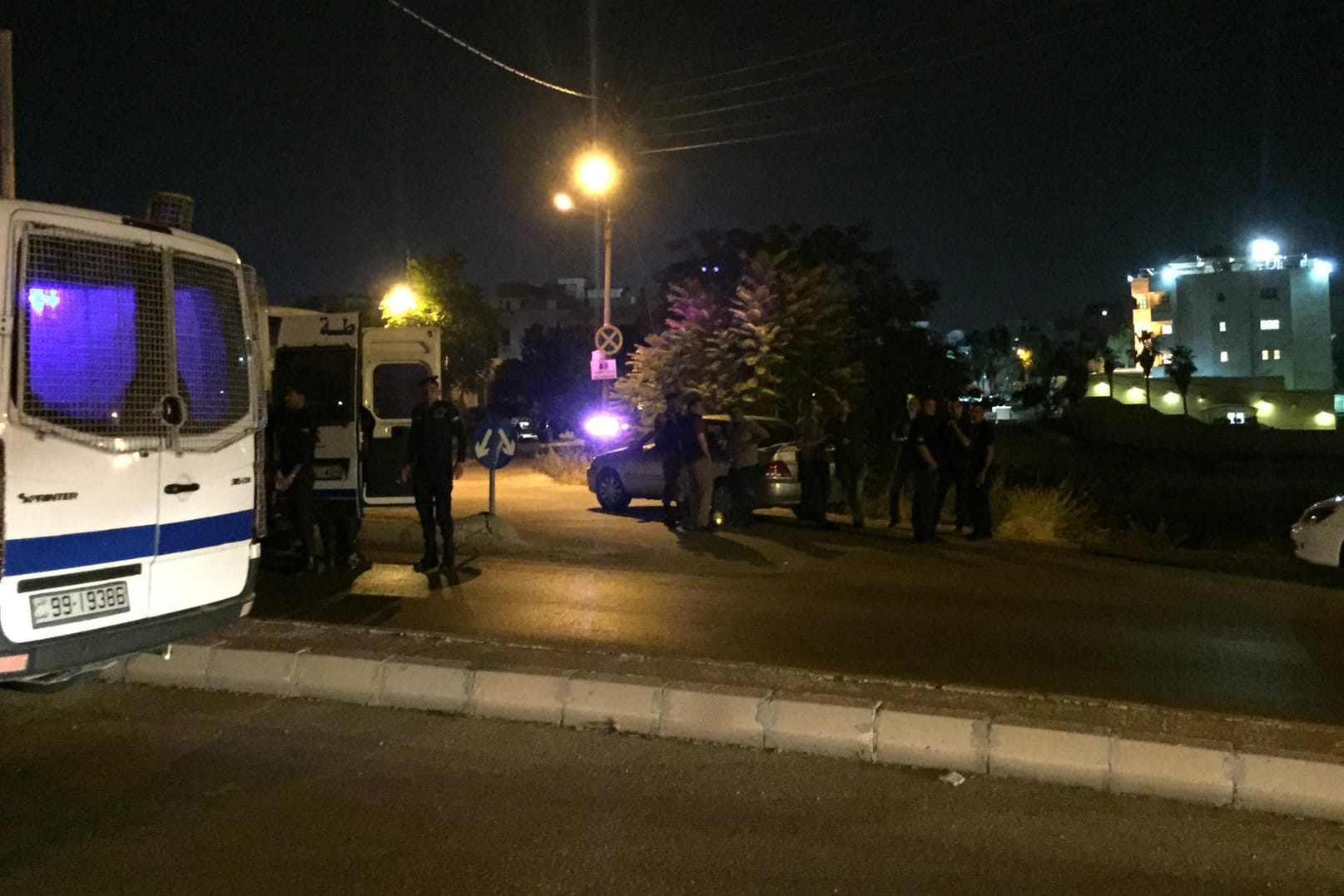 Sicherheitskräfte stehen in Amman in der Nähe der israelischen Botschaft, in der ein israelischer Wachmann angegriffen wurde, der darauf zwei Menschen erschoss.