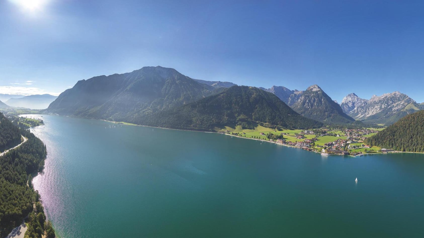 Der Achensee ist teilweise bis zu 133 Meter tief und der größte See Tirols.