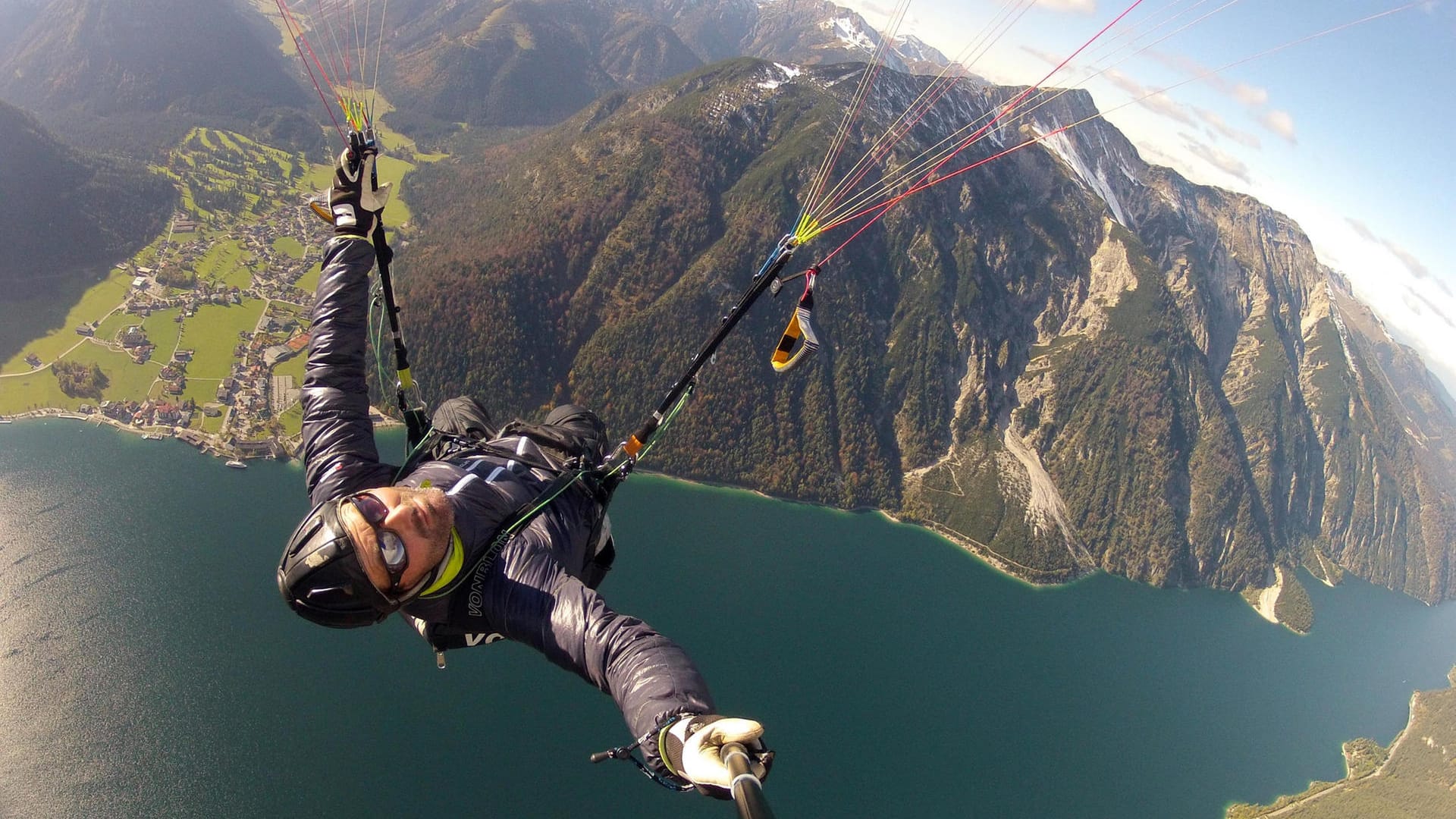 Wer sich traut, wird beim Tandemflug mit einem phänomenalen Ausblick über den Achensee belohnt.