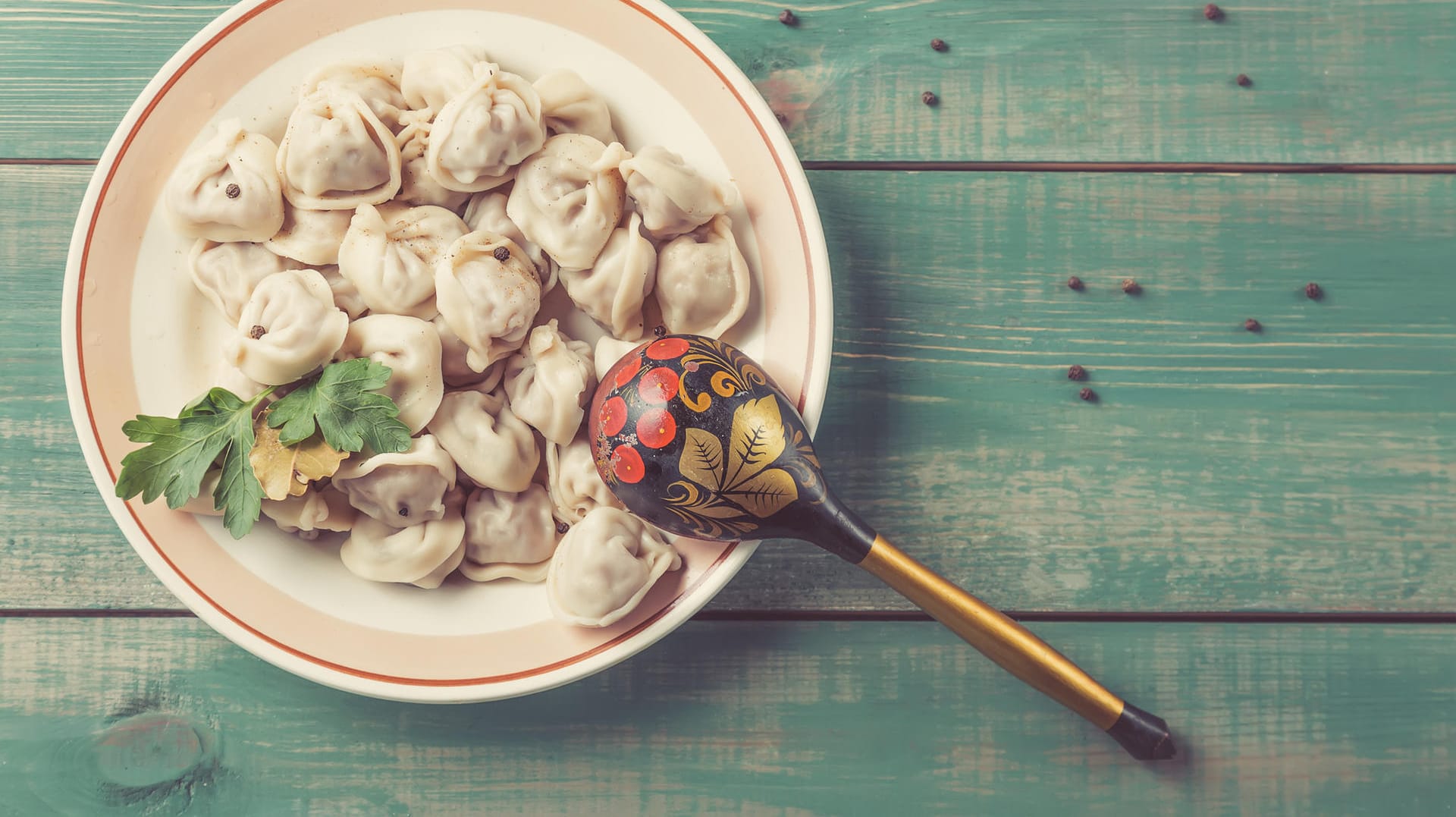 Pelmeni: Sie gelten als ein heißgeliebtes Nationalgericht der Russen. Gefüllt mit saftigem Hackfleisch, umhüllt von zartem Teig – nach der Zubereitung sollten sie bestenfalls sofort serviert werden.