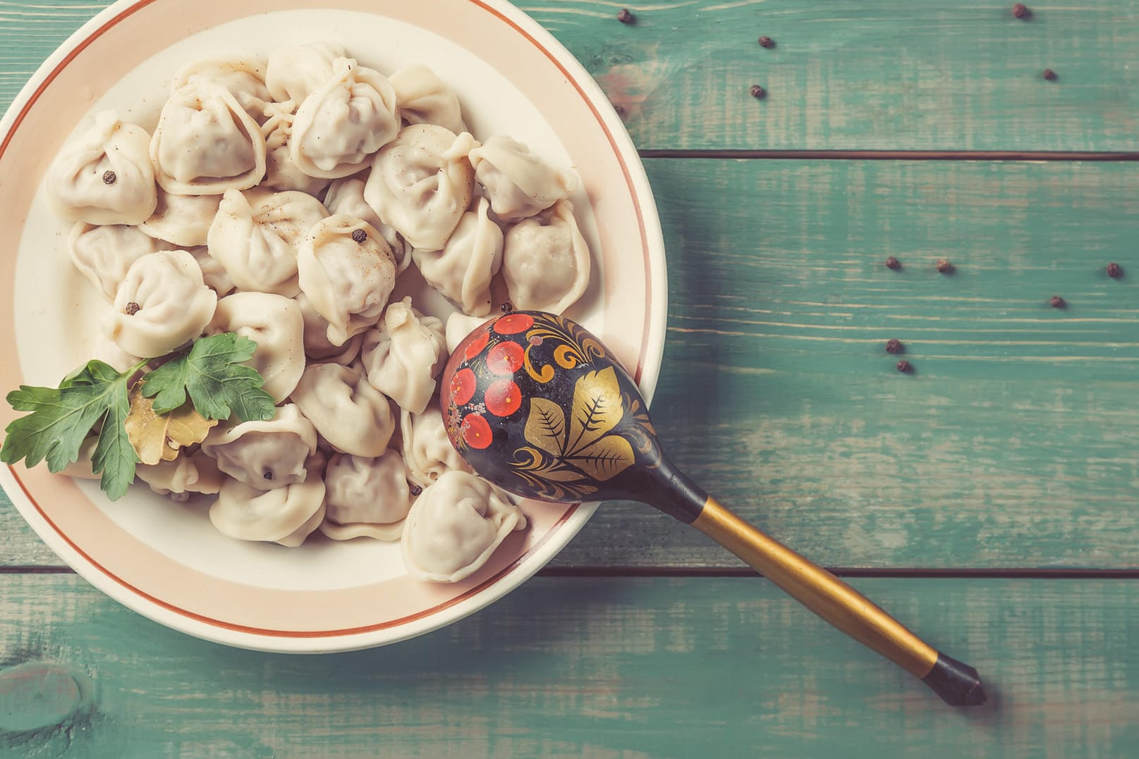 Pelmeni: Sie gelten als ein heißgeliebtes Nationalgericht der Russen. Gefüllt mit saftigem Hackfleisch, umhüllt von zartem Teig – nach der Zubereitung sollten sie bestenfalls sofort serviert werden.