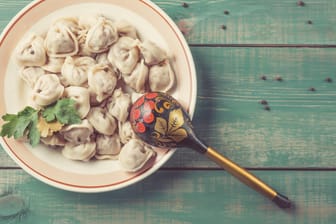 Pelmeni: Sie gelten als ein heißgeliebtes Nationalgericht der Russen. Gefüllt mit saftigem Hackfleisch, umhüllt von zartem Teig – nach der Zubereitung sollten sie bestenfalls sofort serviert werden.