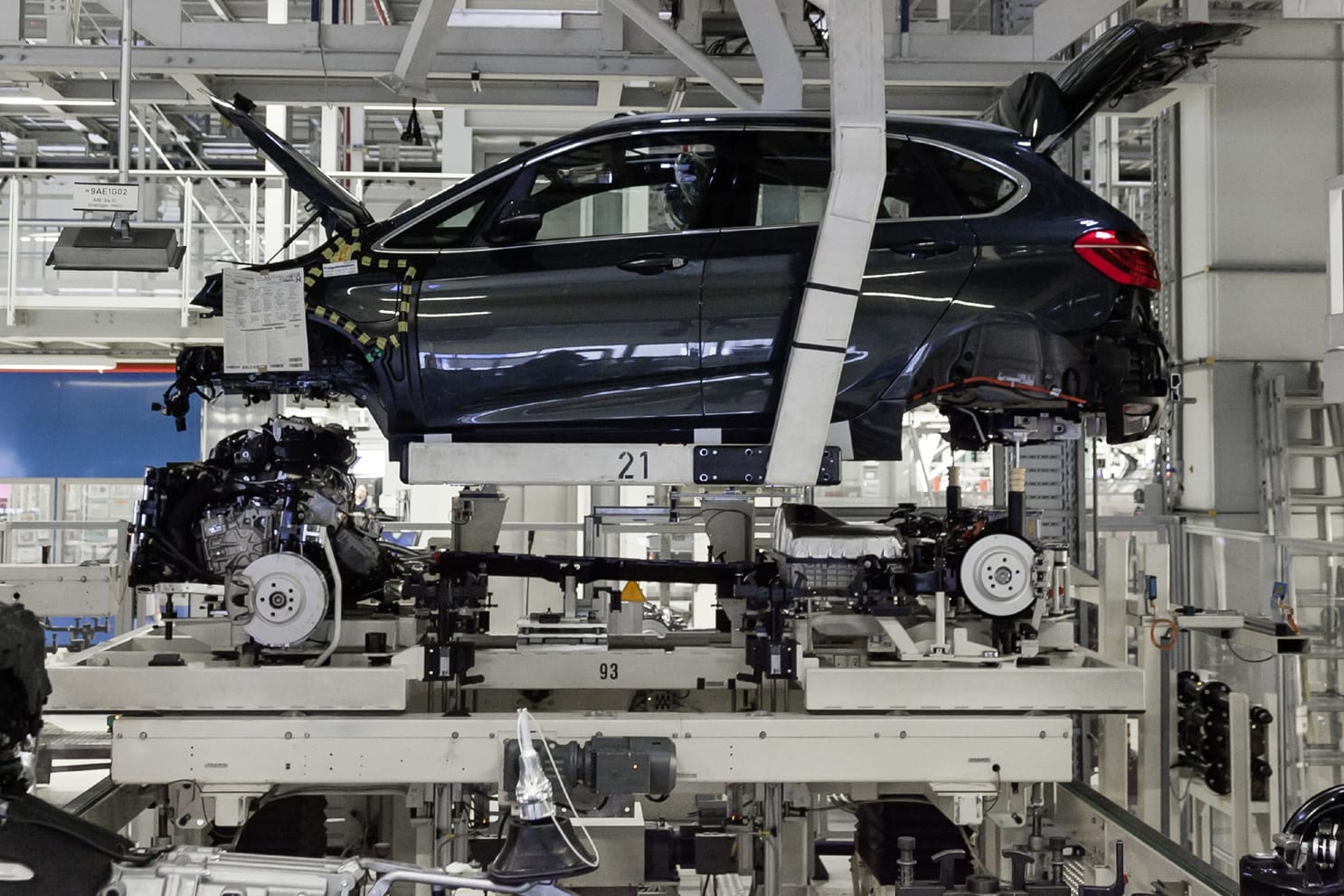 Ein 2er Active Tourer "heiratet": die Fusion von Antriebsstrang und Karosserie im BMW-Werk Leipzig.