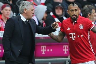 Bayern-Trainer Ancelotti (li.) spricht Klartext zu Arturo Vidal.