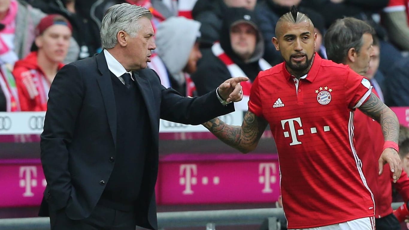 Bayern-Trainer Ancelotti (li.) spricht Klartext zu Arturo Vidal.