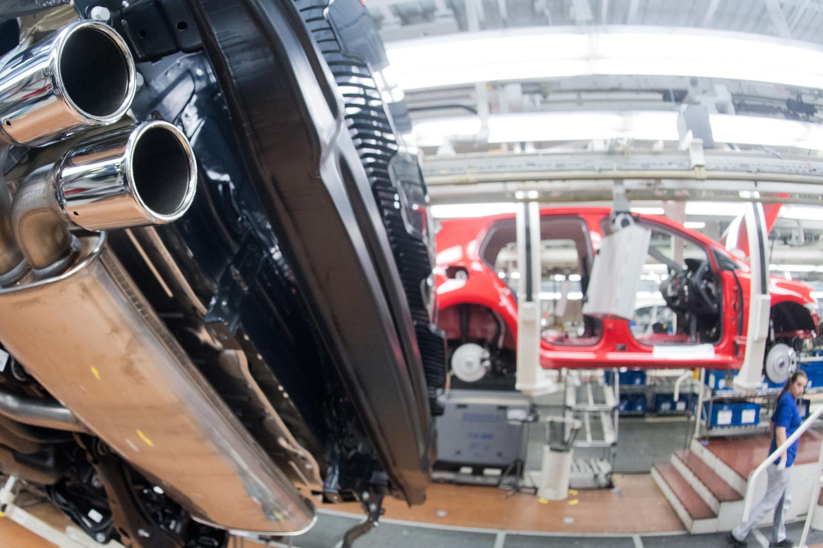 Die Fertigungsstrecke des Golf 7 im Volkswagen Werk in Wolfsburg.
