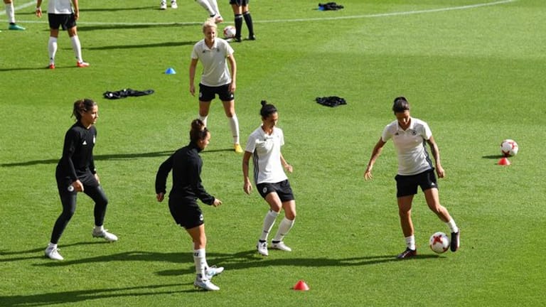 Die DFB-Frauen bereiten sich auf das Spiel gegen Russland vor.