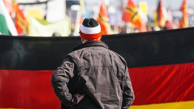 In drei Umfragen zwischen Juli 2015 und März 2017 wurden jeweils mehr als 1600 Wahlberechtigte zu ihrer politischen Einstellung befragt. In drei Umfragen zwischen Juli 2015 und März 2017 wurden jeweils mehr als 1600 Wahlberechtigte zu ihrer politischen Einstellung befragt.