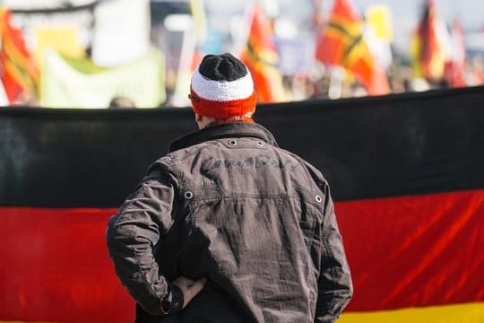 In drei Umfragen zwischen Juli 2015 und März 2017 wurden jeweils mehr als 1600 Wahlberechtigte zu ihrer politischen Einstellung befragt.
