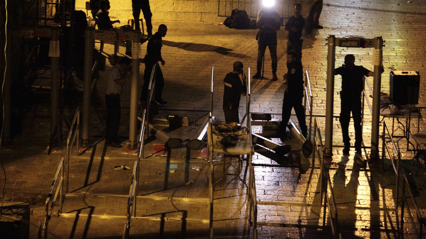 Polizisten entfernen Metalldetektoren in der Altstadt von Jerusalem nahe des Tempelbergs.