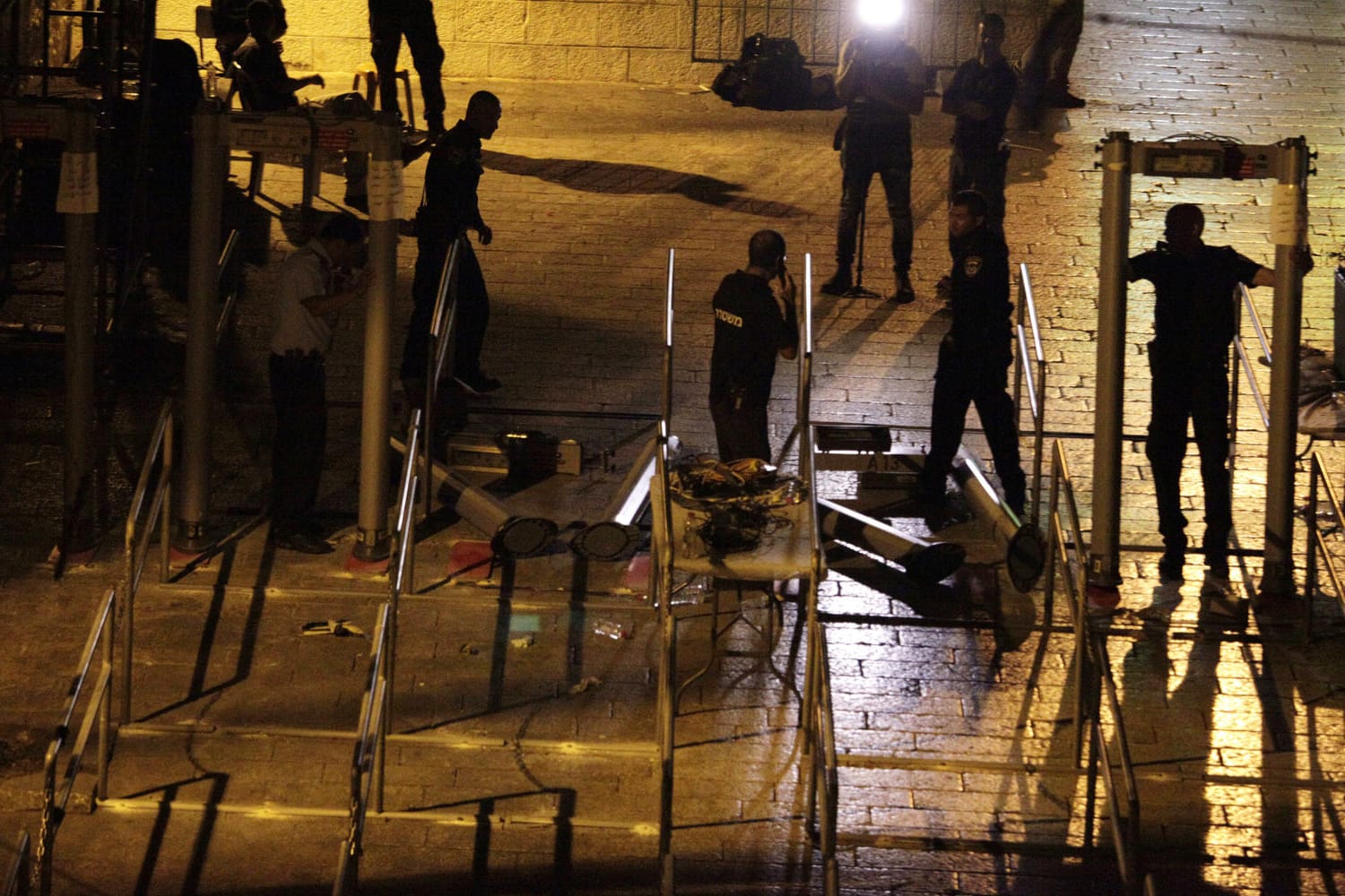 Polizisten entfernen Metalldetektoren in der Altstadt von Jerusalem nahe des Tempelbergs.
