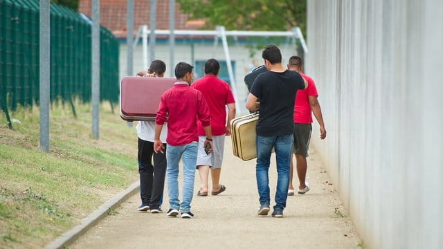 Flüchtlinge in einer Erstaufnahmeeinrichtung im rheinland-pfälzischen Ingelheim. Flüchtlinge in einer Erstaufnahmeeinrichtung im rheinland-pfälzischen Ingelheim.