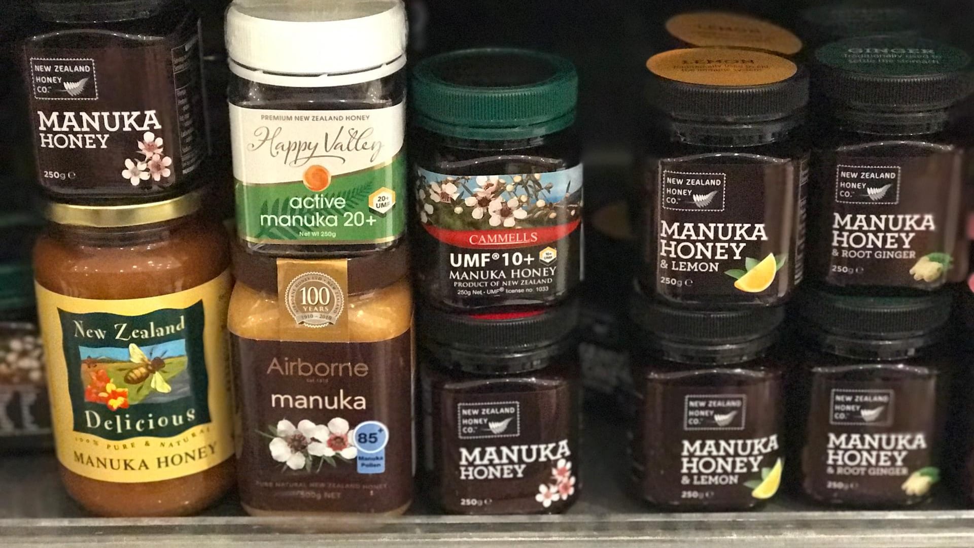 Gläser mit Manuka-Honig stehen in einem Regal im "Gourmet Market" in Bankok (Thailand).