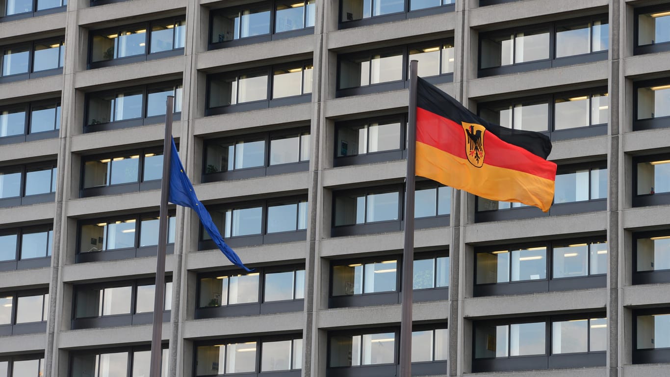 Die Deutsche Bundesbank nahm am 1. August 1957 ihre Arbeit als Zentralbank für die Bundesrepublik Deutschland auf.