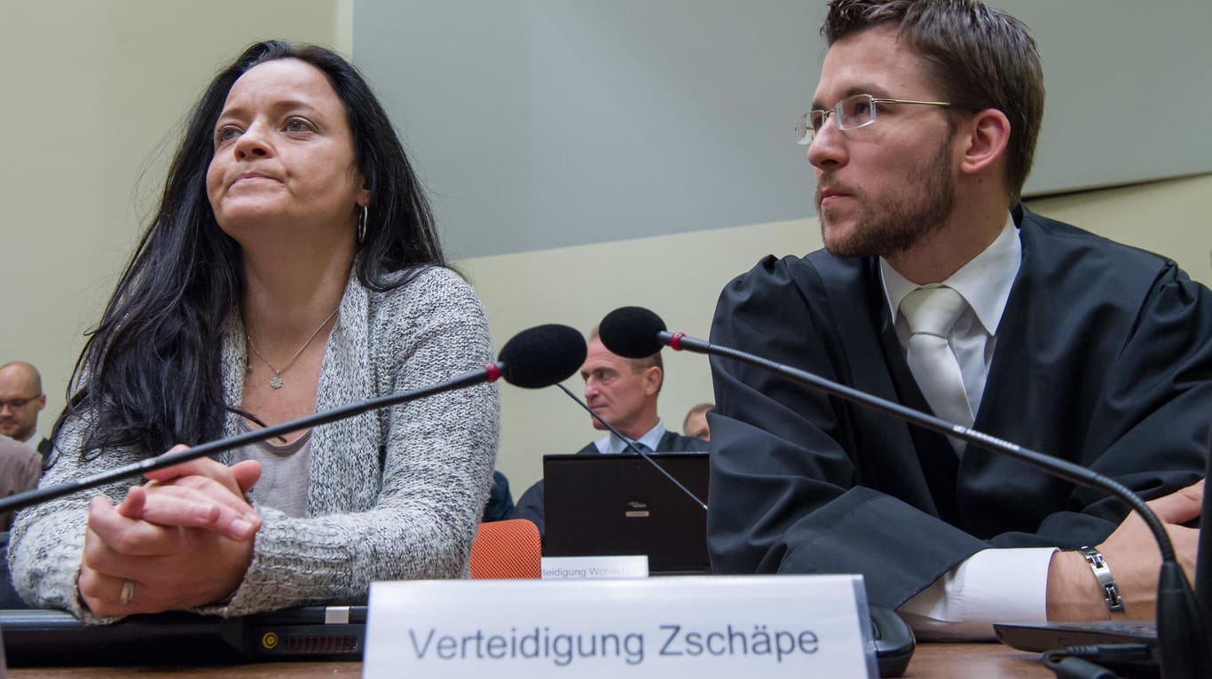 Die Angeklagte Beate Zschäpe sitzt am 25.07.2017 im Gerichtssaal in München (Bayern) neben ihrem Anwalt Mathias Grasel.