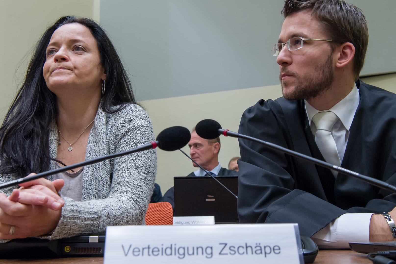 Die Angeklagte Beate Zschäpe sitzt am 25.07.2017 im Gerichtssaal in München (Bayern) neben ihrem Anwalt Mathias Grasel.