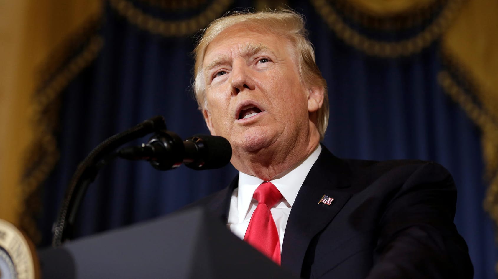 US-Präsident Donald Trump hat sich via Twitter zu einem Bericht der "Washington Post" geäußert und so den Abbruch der Rebellen-Unterstützung in Syrien bestätigt. US-Präsident Donald Trump hat sich via Twitter zu einem Bericht der "Washington Post" geäußert und so den Abbruch der Rebellen-Unterstützung in Syrien bestätigt.